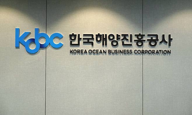 한국해양진흥공사 직원 2명이 빠른 판단과 현장 대응으로, 기관을 사칭한 사기 범죄를 막아내 경찰로부터 감사장을 받았다. 한국해양진흥공사 제공