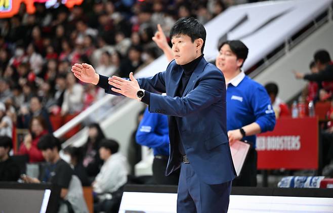 강혁 대구한국가스공사 감독이 손짓하고 있다. /사진=KBL 제공