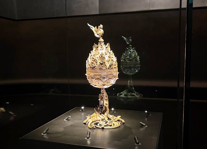 국립부여박물관 전시실 3층에 전시 돼 있는 국보 제287호 백제금동대향로가 어둠 속에서 밝게 빛나고 있다. 사진 = 최광현 기자.
