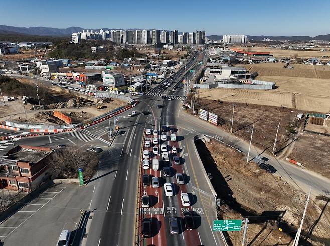 지난 21일 오후 포항시 흥해읍 달전오거리를 상공에서 내려다본 모습. /이용선기자 photokid@kbameil.com