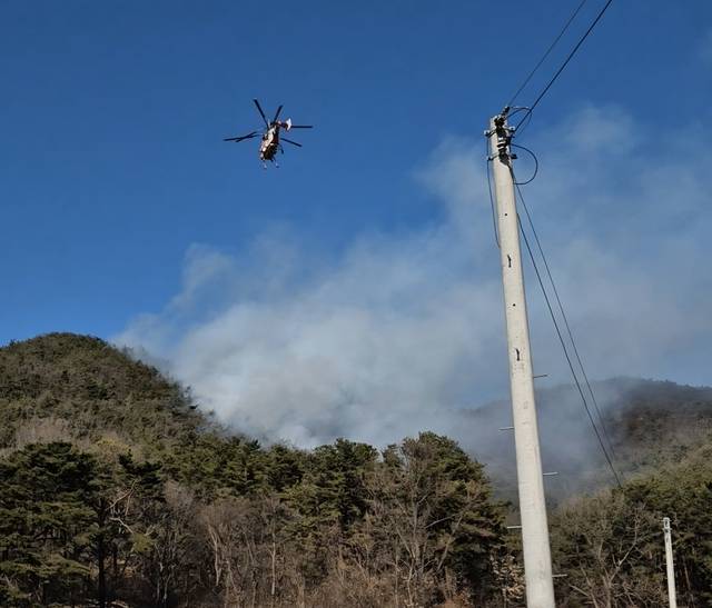 경주 산내면 외칠리 야산에서 25일 산불이 발생해 소방헬기가 동원돼 진화작업을 전개하고 있다. 하성례 이장 제공