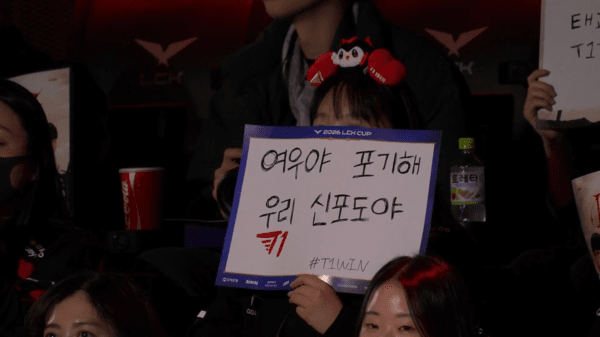 치열한 중·후반 힘싸움 끝에 T1이 BNK 피어엑스를 상대로 1세트를 가져갔다. 초반 주도권을 내줬지만, 페이즈의 코르키를 앞세운 한타 집중력과 오브젝트 운영으로 흐름을 뒤집으며 '역전의 T1'을 다시 한 번 증명했다. (루키오브더이어 출신 페이즈 & Dible 생애 첫대결 매치에서 페이즈 코르키의 승리로 1승 챙겨). /사진=네이버 치지직 라이브영상 캡처