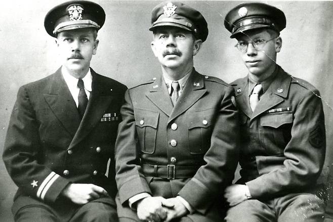 해방 직후 미군정 고문과 미군 장교로 고향 서울로 돌아온 언더우드 부자(1946). 왼쪽부터 큰아들 해군장교 원일한, 원한경, 넷째아들 육군장교 원득한. 원일한과 원득한은 6.25전쟁에 참전했고, 통역으로 '정전 협정' 체결에 기여했다. /연세대 기록관