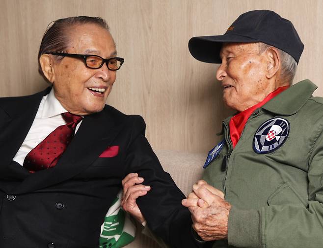 '빨간 마후라'의 두 영웅 김두만 장군과 신영균 배우가 두 손을 꼭 잡고 담소하는 모습. 정장 차림의 신영균은 "승호리 전투의 주역을 만나기 위해 붉은 타이에 붉은 행커치프를 꽂고 왔다"며 웃었다. /장경식 기자