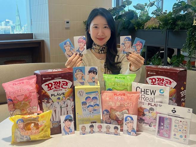 GS25가 출시한 플레이브 협업 상품을 모델이 선보이고 있다. /GS리테일 제공