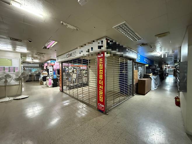 대전 서구 용문동의 전자타운. 한낮에도 불구하고 대부분의 컴퓨터 가게가 문을 닫았다. 이다온 기자