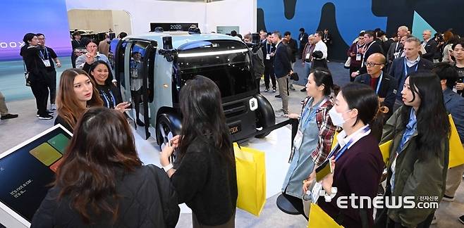 세계 최대 가전·정보기술(IT) 전시회 'CES 2026'이 개막한 6일(현지시간) 미국 네바다주 라스베이거스 컨벤션센터 웨스트홀에 마련된 아마존의 자율주행 로보택시 죽스(ZOOX)부스에서 참관객이 시승을 위해 줄지어 서있다. 이동근기자 foto@etnews.com