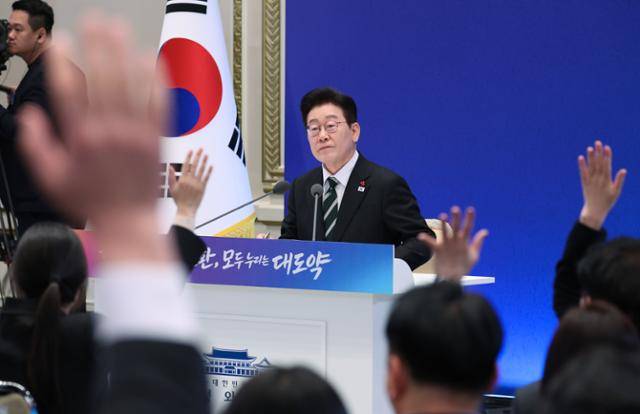 이재명 대통령이 21일 청와대 영빈관에서 2026 신년 기자회견 '함께 이루는 대전환, 모두 누리는 대도약'에서 취재진의 질문을 받고 있다. 왕태석 선임기자