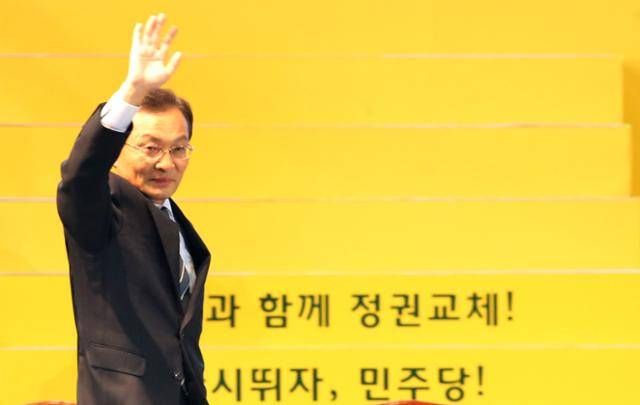 이해찬 전 국무총리가 2012년 6월 9일 경기 고양시 킨텍스에서 열린 전당대회에서 당시 민주통합당 새 대표로 당선된 뒤 손을 흔들고 있다. 연합뉴스 자료사진