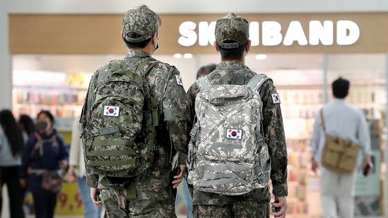 서울역에서 군인 장병들이 이동하고 있다. 뉴스1