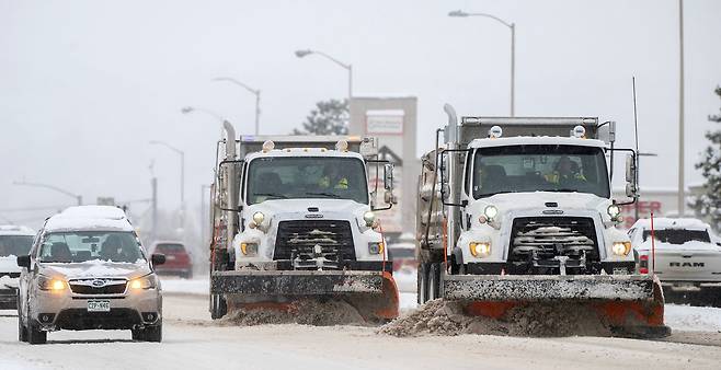 미국 콜로라도주 콜로라도스프링스에서 시 제설차가 노스 아카데미 대로 남쪽 방향 차로에 쌓인 눈을 치우고 있다. AP=연합뉴스