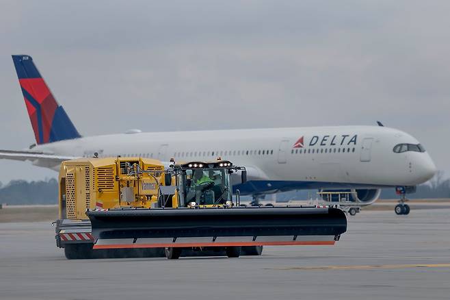 23일(현지시간) 미국 조지아주 애틀랜타의 하츠필드-잭슨 애틀랜타 국제공항에서 관계자들이 대규모 겨울 폭풍에 대비해 제설·제빙 장비를 점검하고 있다. 이번 겨울 폭풍은 미국 동부 전역에 눈과 얼음, 한파를 동반해 교통에 큰 차질을 빚을 것으로 예보됐다. EPA=연합뉴스