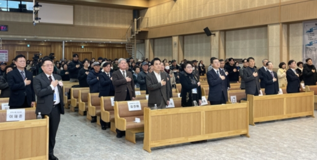 ▲ 춘천신협 제42차 정기총회가 24일 춘천 온누리교회에서 김진태 강원도지사, 한숙자 신협중앙회 이사, 민경대 신협중앙회 강원지역본부장, 도내 신협 이사장, 조합원 등이 참석한 가운데 열렸다.