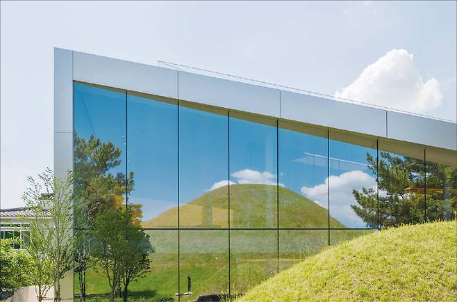 오아르미술관 내부에 들어서기 전부터 건물 전면에 봉분 5기가 반사돼 데칼코마니처럼 펼쳐진다.(오아르 미술관 제공)