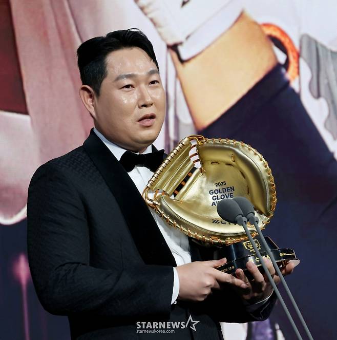 포수부문 골든글러브 양의지가 9일 잠실 롯데호텔 월드에서 열린 2025 신한은행 SOL 뱅크 KBO 골든글러브 시상식에서 소감을 전하고 있다. /사진=강영조 선임기자