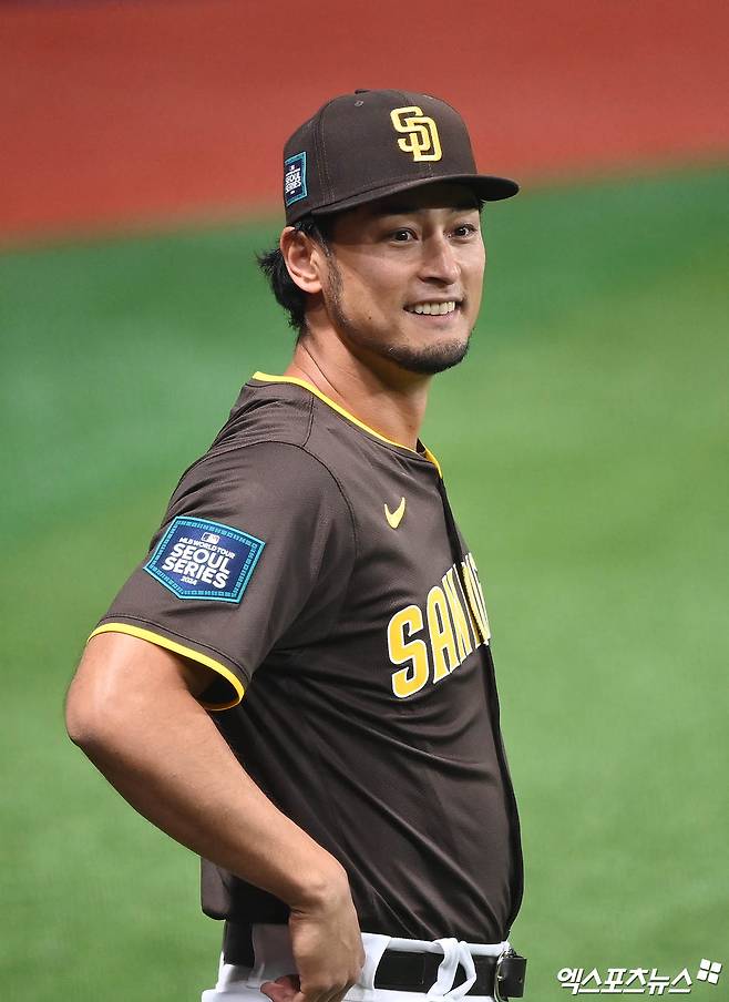 은퇴설에 휩싸인 일본인 투수 다르빗슈 유가 25일 자신의 SNS를 통해 소속팀 샌디에이고와 계약 해지에 관해 이야기를 나누고 있다고 밝혔다. 다만 은퇴설에 대해서는 선을 그었다. 현재 팔꿈치 재활에 전념하고 있으며 다시 투구할 수 있는 단계에 이르면 처음부터 시작한다는 각오로 경쟁할 것이라고 전했다. 엑스포츠뉴스 DB