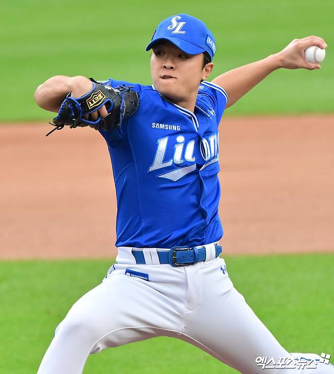 18일 오후 대전 한화생명 볼파크에서 열린 '2025 신한 SOL Bank KBO 포스트시즌' 삼성 라이온즈와 한화 이글스의 플레이오프 1차전 경기, 4회말 1사 1루 삼성 이승민 공을 힘차게 던지고 있다. 엑스포츠뉴스 DB