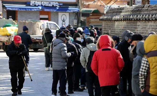 절기상 대한(大寒)이자 한파특보가 발효된 20일 서울 종로구 탑골공원 원각사 노인 무료급식소를 찾은 어르신들이 식사를 위해 줄을 서 있다(기사 내용과 무관). 뉴스1