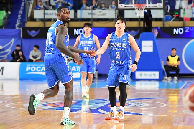 26일 오후 7시 대구체육관에서 열린 2025-2026시즌 LG전자 프로농구 대구 한국가스공사 페가수스와 수원 KT 소닉붐의 경기에서 라건아와 정성우가 하이파이브를 하고 있다. <KBL 제공>