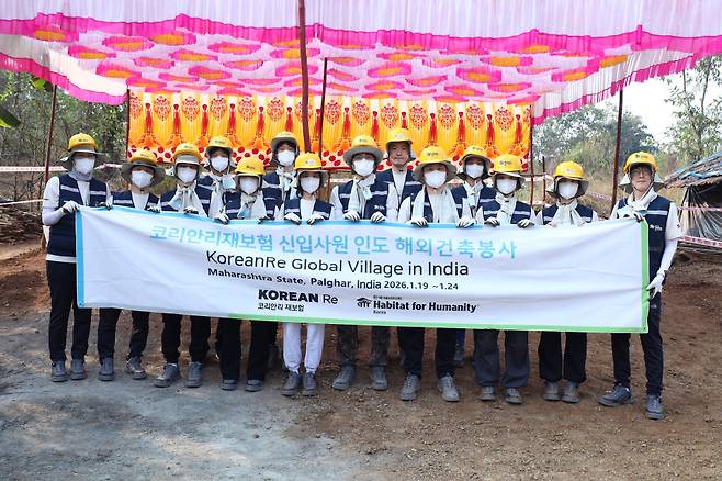 코리안리재보험 인도GV 팀이 24일 인도 뭄바이 인근 팔가르 지역에서 기념 촬영을 하고 있다. (사진=코리안리재보험)