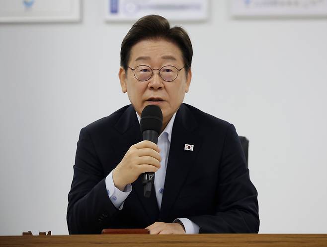 이재명 대통령이 지난해 7월 말 경기 시흥시 SPC 삼립 시화공장에서 열린 산업재해 근절 현장 노사간담회에서 발언하고 있다. /연합뉴스