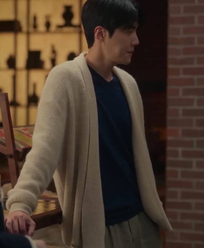 극 중 다중언어 통역사 주호진의 르메르 카디건 룩. 넷플릭스.