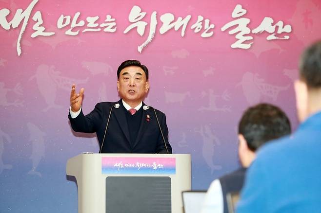 김두겸 울산시장이 26일 언론 브리핑을 통해 최근 열린 이재명 대통령의 울산 타운홀 미팅의 성과와 의미를 설명하고 있다. 울산시 제공