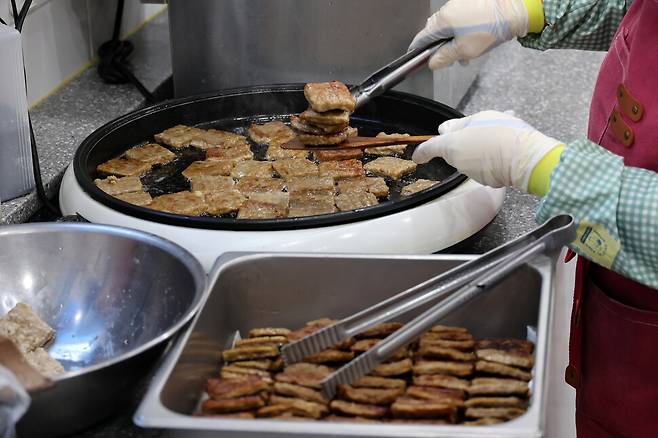 김혜란씨가 너비아니를 굽고 있다. 김혜윤 기자 unique@hani.co.kr