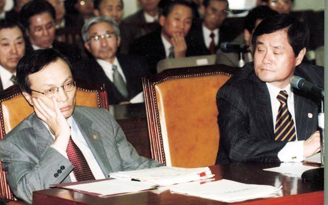 1998년 11월 국회 교육위의 교육부 감사에서 이해찬 당시 교육부 장관이 교원정년 단축 등 현안을 두고 의원들의 질타가 잇따르자 심각한 표정을 짓고 있다. 한국일보 자료 사진