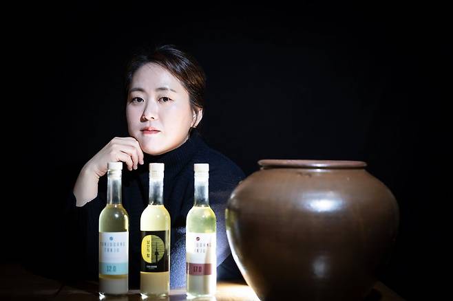 윤주모가 직접 개발한 술. 왼쪽부터 '윤주당 탁주 12도', '남산의 밤', '윤주당 탁주 17도'다.