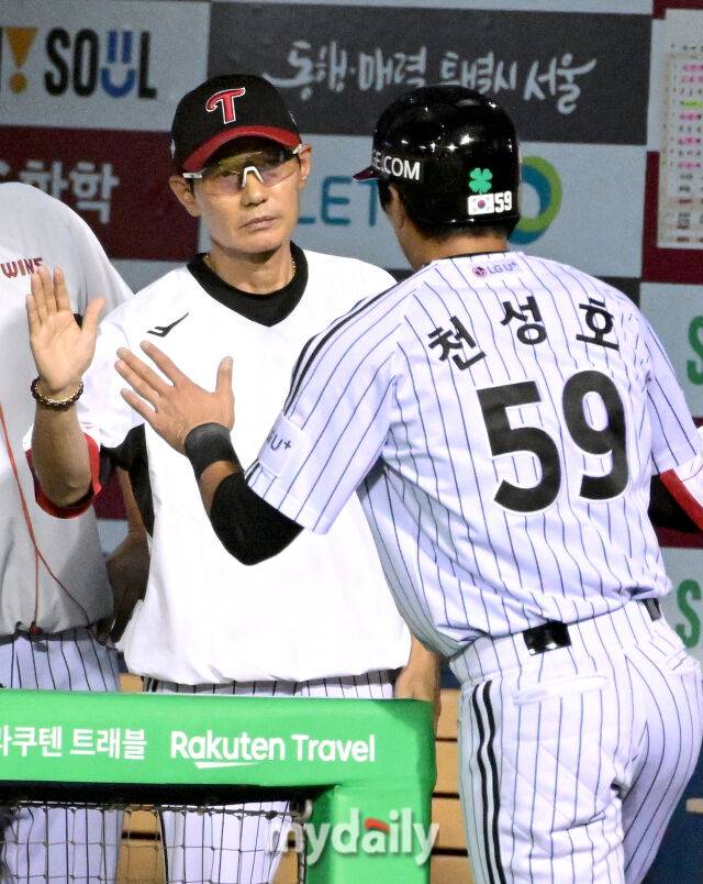 2025년 9월 2일 오후 서울 잠실구장에서 열린 '2025 신한 SOL뱅크 KBO 리그' 롯데 자이언츠와 LG 트윈스의 경기. LG 2루 주자 천성호가 3회말 1사 2루서 신민재의 1타점 2루타 때 홈을 밟고 염경엽 감독의 축하를 받고 있다./마이데일리