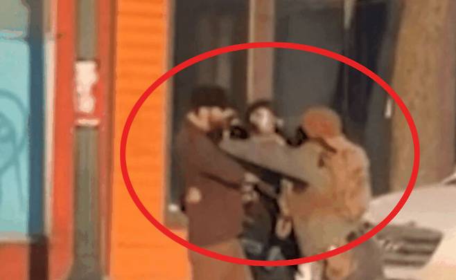 비무장 상태의 앨릭스 프레티가 미 이민세관단속국(ICE) 요원에 의해 밀쳐지는 모습. CNN캡처