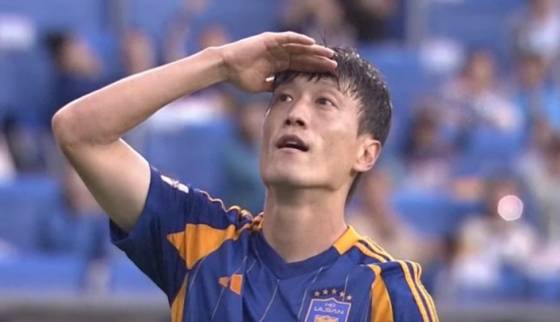 이청용이 지난 2025년 10월 18일 울산문수경기장에서 열린 울산 HD 대 광주FC의 '하나은행 K리그1 2025' 33라운드에서 '골프 스윙 세리머니'를 펼치고 있다. /사진=쿠팡플레이 중계화면 갈무리