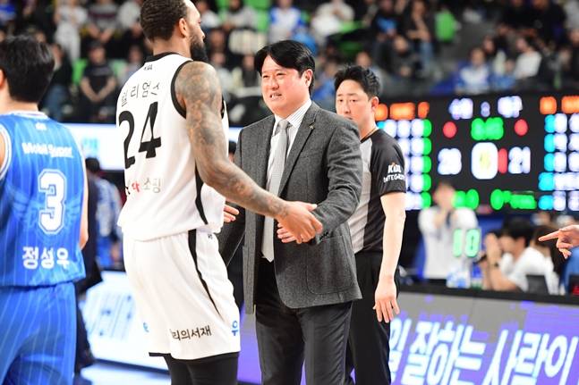 문경은(가운데) 수원KT 감독이 윌리엄스를 맞이하고 있다./사진=KBL 제공
