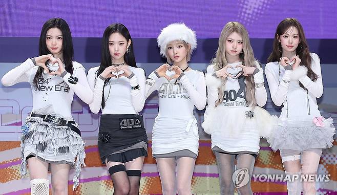 키키, 미니앨범 '델룰루 팩' 공개 (서울=연합뉴스) 이재희 기자 = 그룹 키키(KiiiKiii)가 26일 서울 광진구 예스24라이브홀에서 열린 두 번째 미니앨범 '델룰루 팩'(Delulu Pack) 언론 공개회에서 포즈를 취하고 있다. 2026.1.26 scape@yna.co.kr