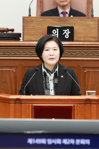 이정희 창원시의원이 26일 제149회 임시회 제2차 본회의에서 폐원한 어린이집, 유치원을 활용해 창원형 공동육아나눔터를 설치하자는 내용으로 5분 자유 발언을 하고 있다. /창원시의회