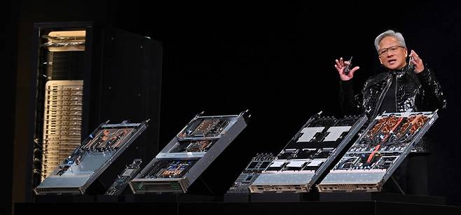 젠슨 황 엔비디아 CEO가 5일(현지시간) 미국 네바다주 라스베이거스 퐁텐블로 호텔에서 열린 엔비디아 CES 2026 라이브에서 차세대 그래픽처리장치(GPU) 루빈과 데이터처리장치(DPU) '블루필드4' 를 소개하고 있다. 뉴스1