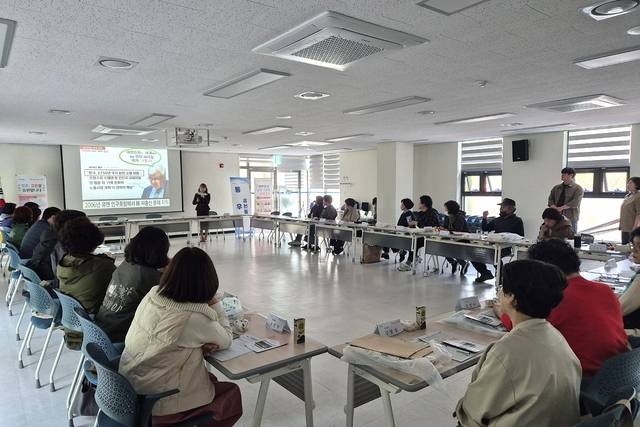 대구 달서구청의 '잘만나보세 사업안내단'이 유천동행정복지센터 회의실에서 통장들 대상 결혼장려사업에 대한 찾아가는 홍보활동을 하고 있다. 달서구청 제공