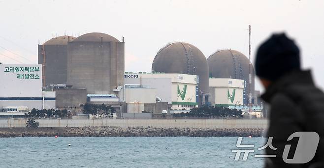 정부가 26일 대형원전 2기와 소형모듈원전(SMR) 1기 건설을 포함한 신규 원전 계획을 지난해 초 윤석열 정부에서 확정했던 제11차 전력수급기본계획대로 이어가기로 했다. 정부는 5~6개월 내 신규 원전 부지를 정한 뒤, 2030년 초 건설 허가를 거쳐 2037~2038년까지 새 원전을 준공한다는 목표다. 사진은 이날 부산 기장군 장안읍 고리 1, 2, 3, 4호기 모습. 2026.1.26/뉴스1 ⓒ News1 윤일지 기자