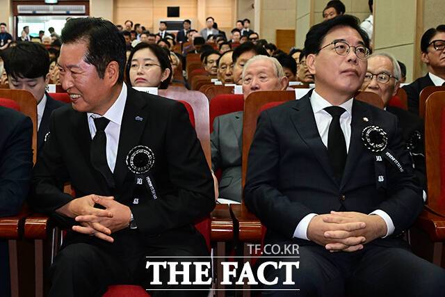 12·3 비상계엄 이후 국회는 정치적 중재 장치가 작동하지 않는 무법지대가 돼 버렸다. 사진은 동작구 국립서울현충원 현충관에서 열린 '김대중 전 대통령 서거 16주기 추도식'에 참석한 정청래 더불어민주당 대표(왼쪽)와 송언석 국민의힘 원내대표. /남윤호 기자