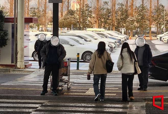 지난 23일 광주공항 출입구 도로. 택시 승강장 난간에 기대어 선 중년의 남성들이 청사를 빠져나온 이용객들을 상대로 시외행 택시 호객행위를 하고 있다. 박창원 기자