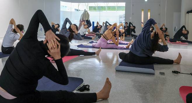 2025년 11월 경기 과천시 건강생활지원센터에서 과천시민들이 필라테스를 하고 있다./박성원 기자