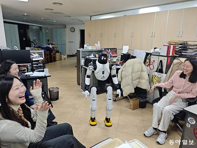 최근 중국에서는 휴머노이드 로봇을 임대해주는 온라인 플랫폼이 인기를 끌고 있다. 23일 오전 베이징시 차오양구의 한 기업 사무실에서 임대 로봇이 직원들의 질문에 대답하고 있다. 최근 중국 로봇을 활용한 이벤트를 진행하는 기업이 많아지고 있다. 베이징=김철중 특파원 tnf@donga.com