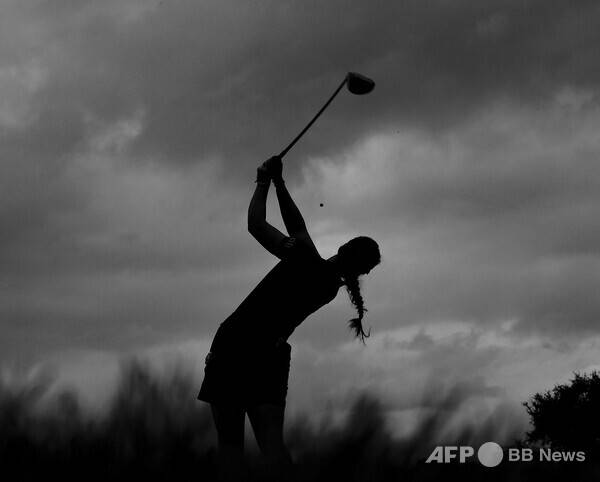 사진은 칼럼과 관련 없는 참고 이미지입니다. 프로 선수가 골프스윙하는 모습입니다. 사진제공=ⓒAFPBBNews = News1 (사진을 무단으로 사용하지 마십시오.)