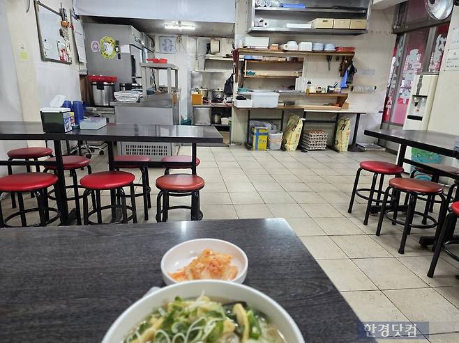 삼각지 인근 식당에 자리가 텅 비어있다 /사진= 이정우 수습기자