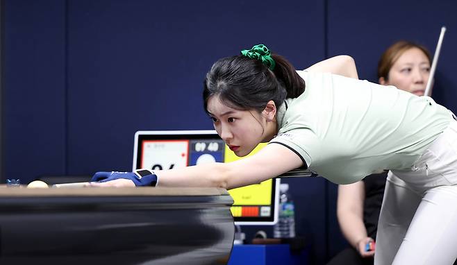 LPBA 9차 투어 32강에 진출한 정수빈이 샷 하고 있다.