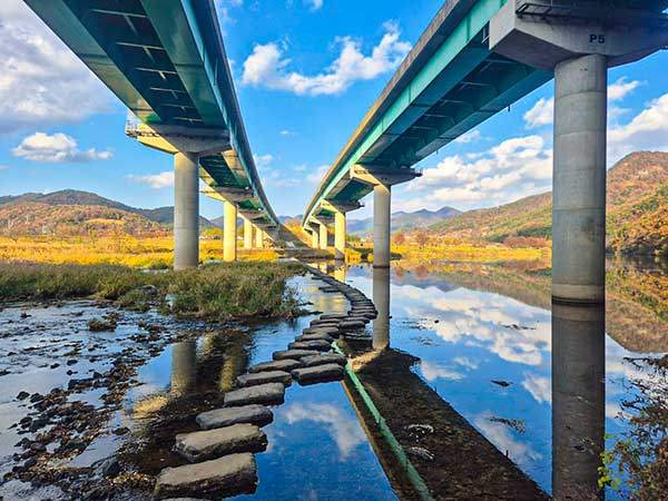중앙고속도로가 지나는 용평교 아래로 코스가 이어진다.