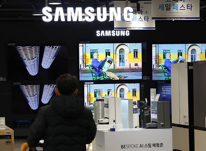 27일 업계에 따르면, 삼성전자와 LG전자가 지난해 4분기 가전사업에서 나란히 영업손실을 기록한 것으로 추정된다. 서울 시내 한 가전제품 매장에 진열된 삼성전자 TV 제품 ⓒ 연합뉴스