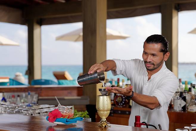 다채로운 칵테일을 즉석에서 즐길 수 있는 풀사이드 바 브리즈. 사진제공|팜투어