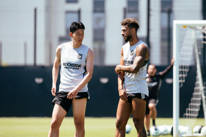 ▲ 역대 두 번째 MLS컵 우승과 5시즌 연속 서부 4위 입성·플레이오프 준결승행이다. 최근 4년간 이 모든 조건을 충족한 팀은 LAFC가 유일하다. 흥부 듀오 시즌 2에 대한 기대가 커지는 이유는 명료하다. 손흥민이 이번에는 완전한 프리시즌을 소화하며 부앙가와 새 사령탑 마르크 도스 산투스 감독, 그리고 팀 전체와 호흡을 맞추기 때문이다. ⓒ LAFC